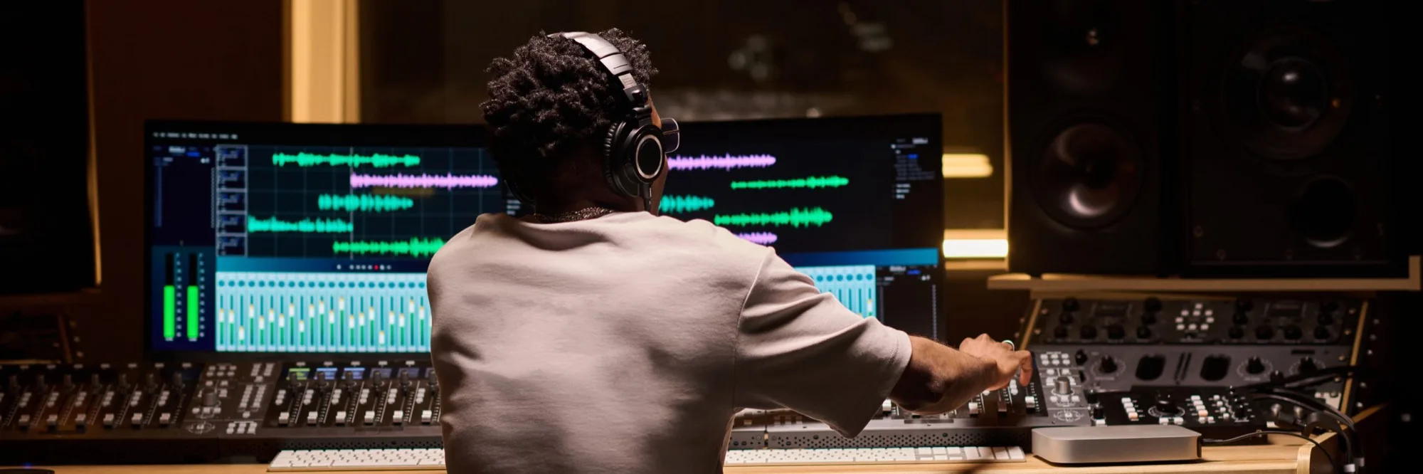 Producteur devant une console de mixage en studio