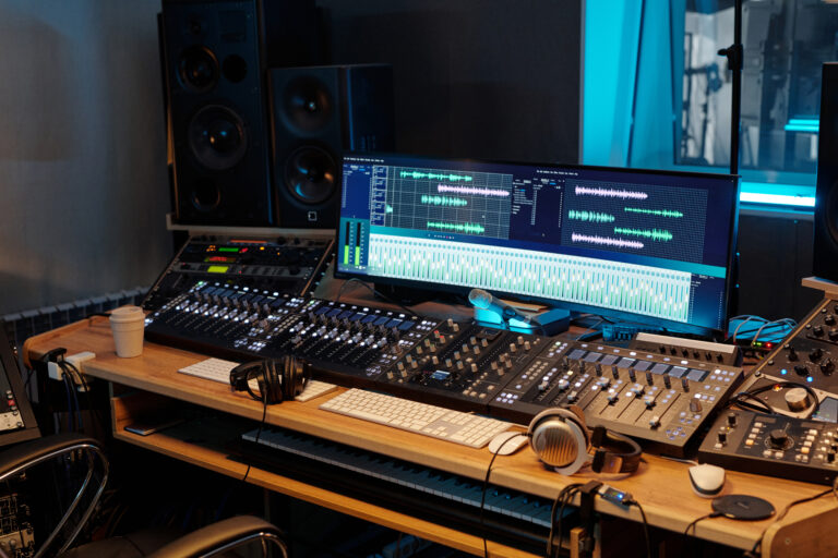 Plusieurs consoles et équipements réunis dans un studio d’enregistrement