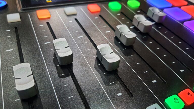 Faders et commandes de niveau sur une table de mixage