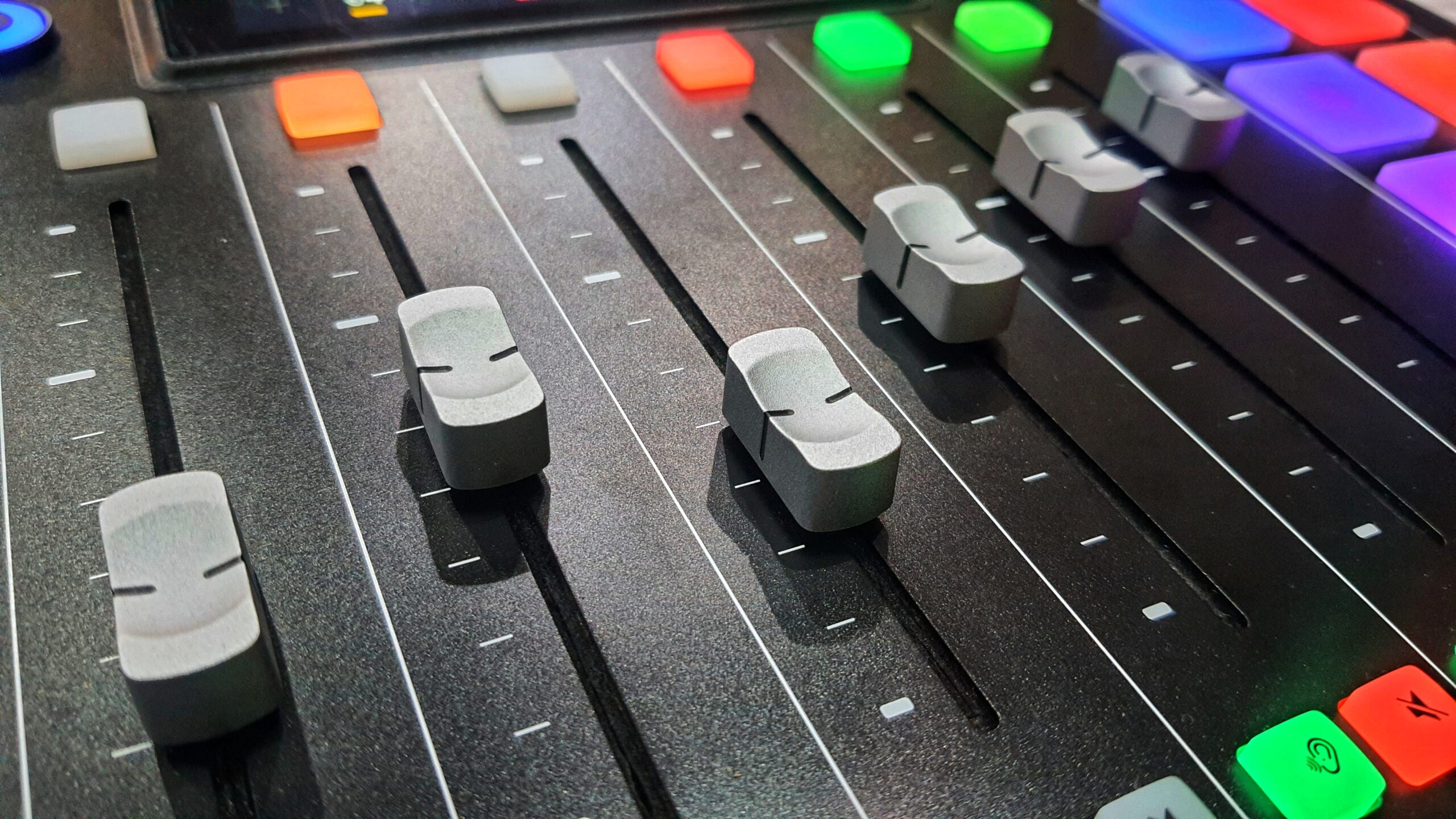Faders et commandes de niveau sur une table de mixage