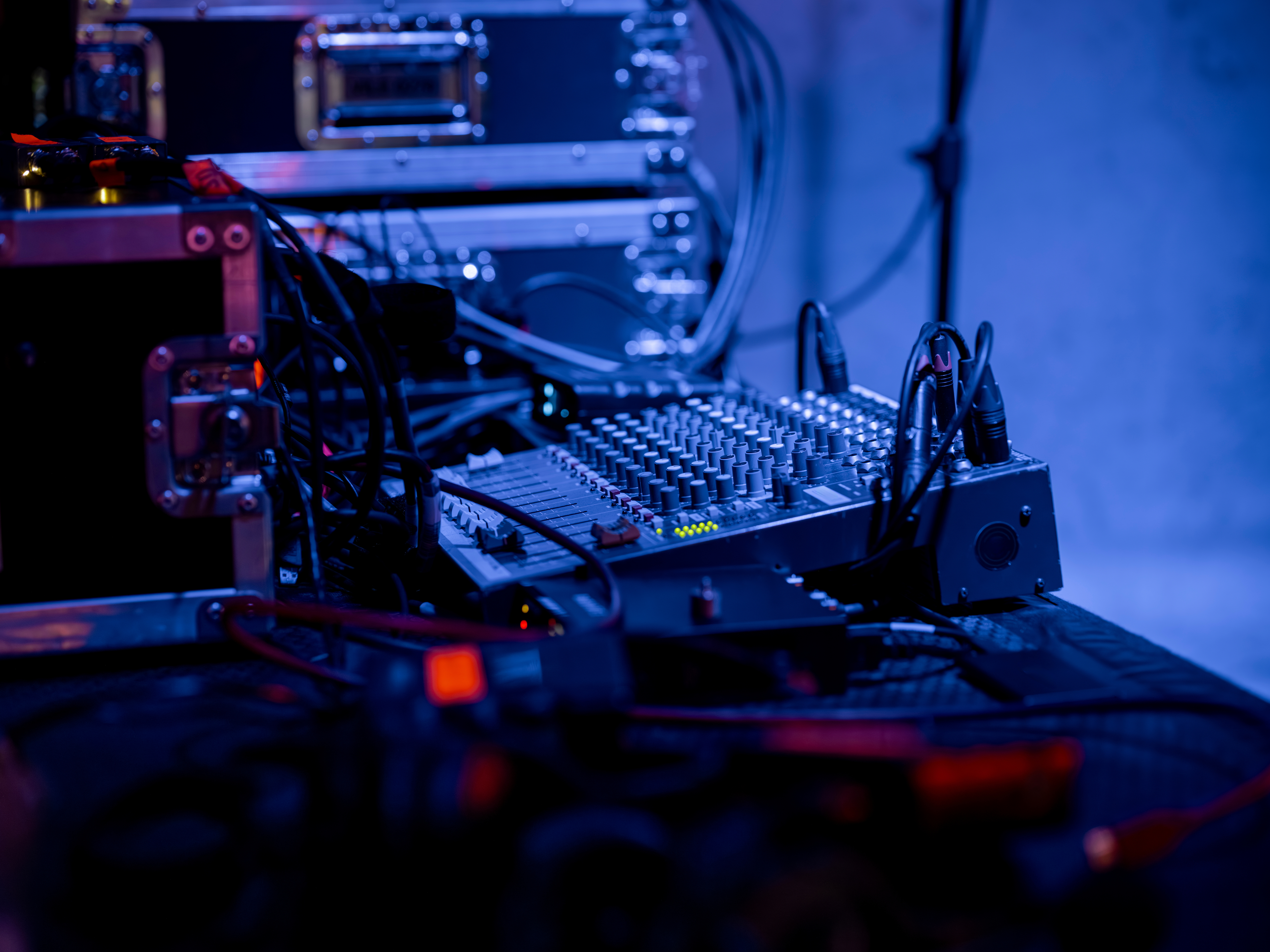 Table de mixage autonome éclairée sur une scène