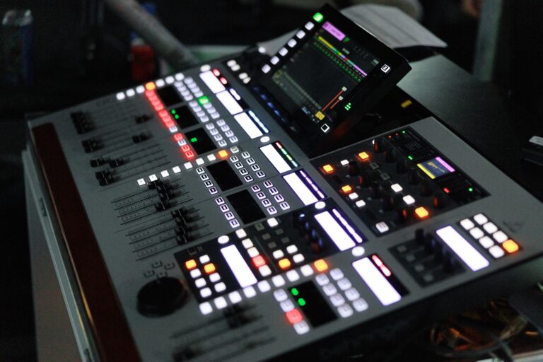 Console de mixage numérique avec écran, boutons et faders éclairés
