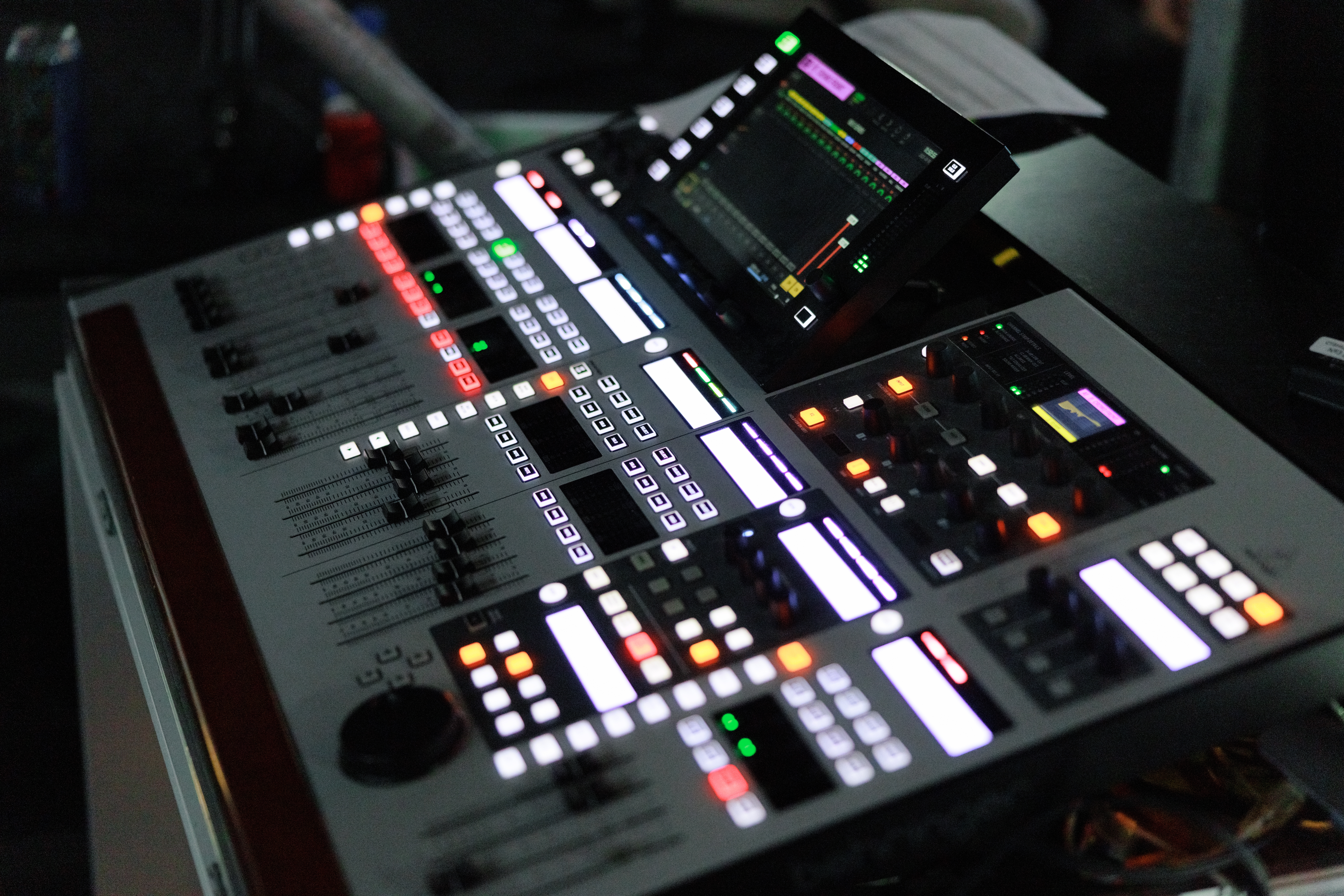 Console de mixage numérique avec écran, boutons et faders éclairés