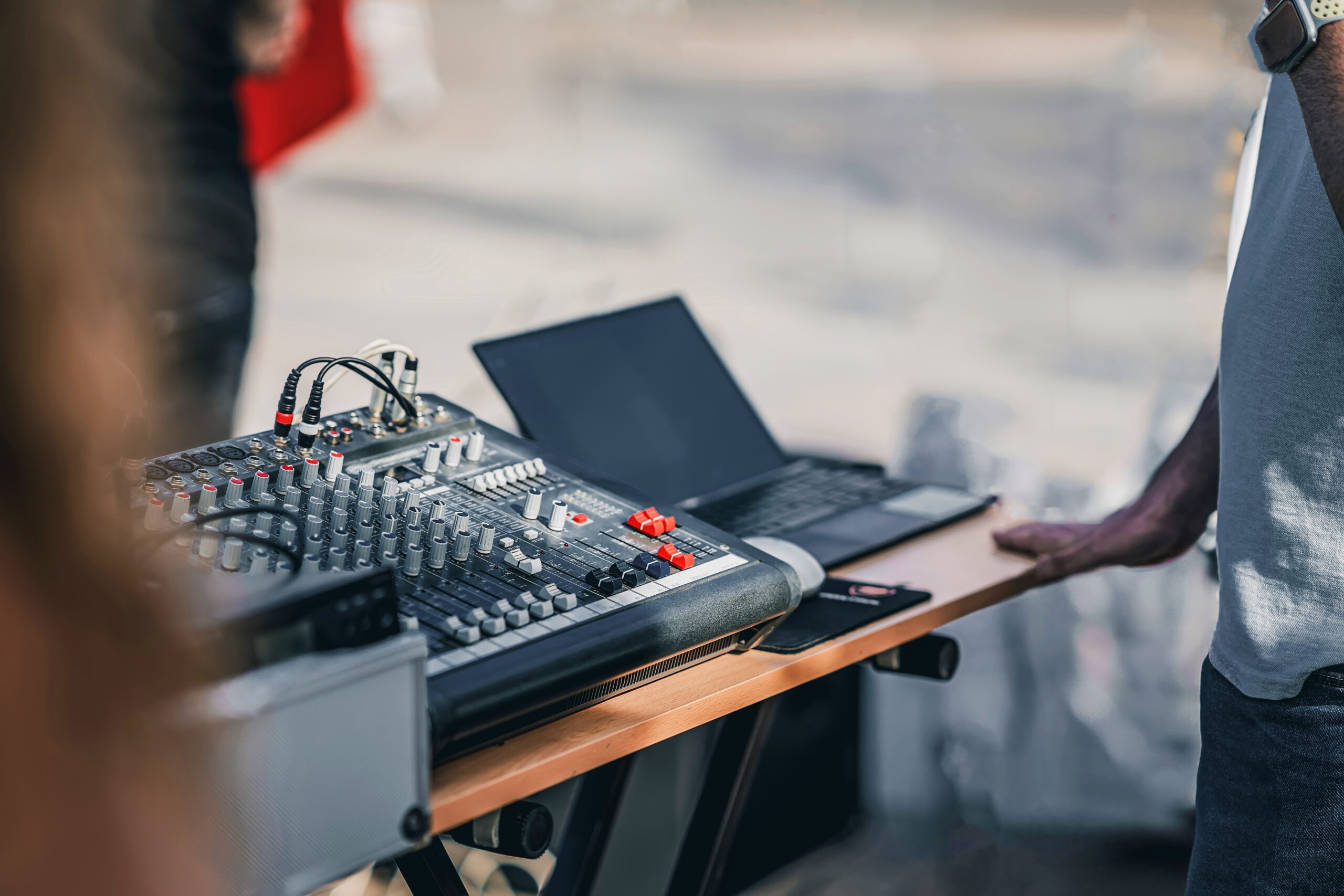 Petite table de mixage câblée avec un ordinateur portable en extérieur