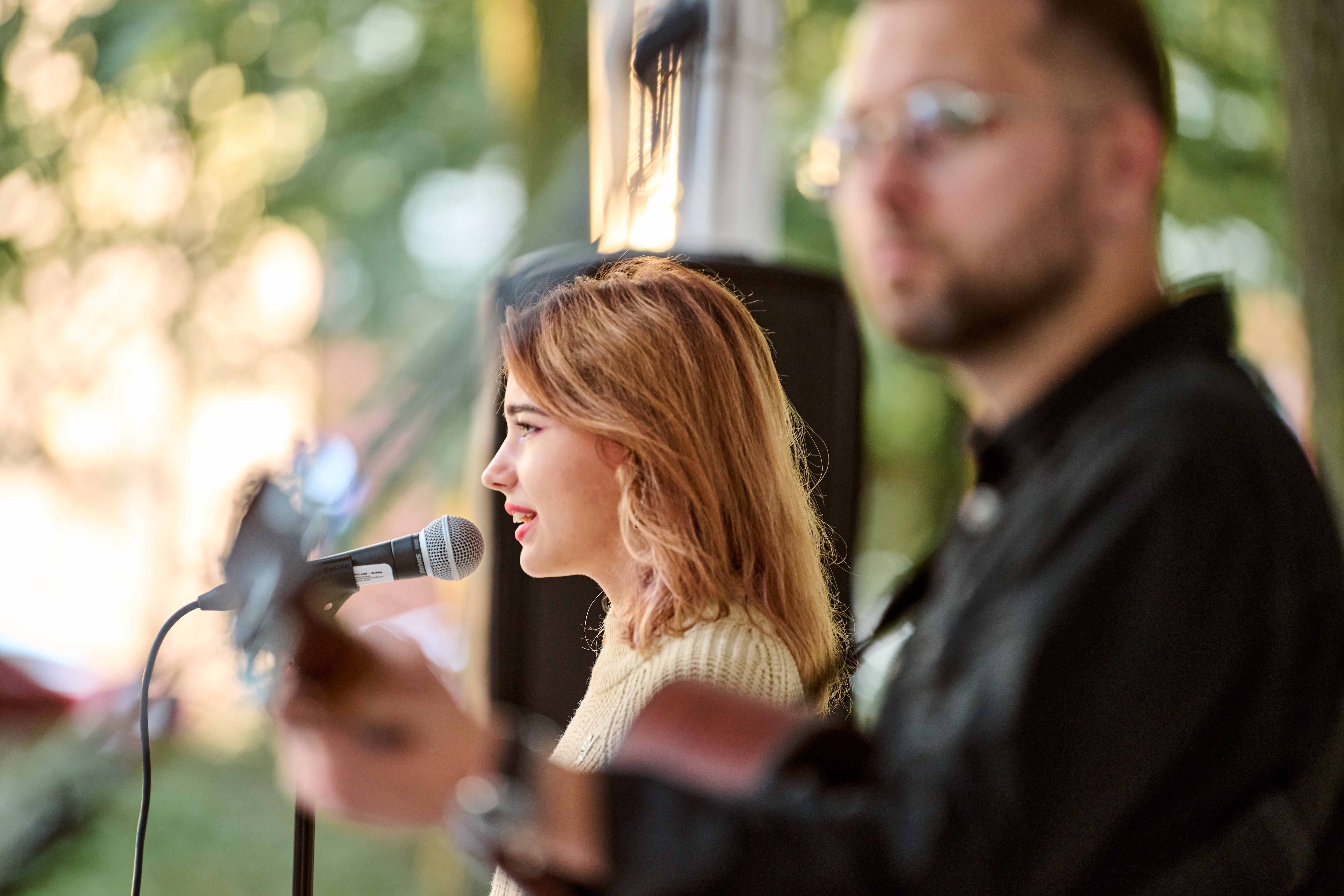 Duo acoustique avec chanteuse et guitariste sur une scène en plein air