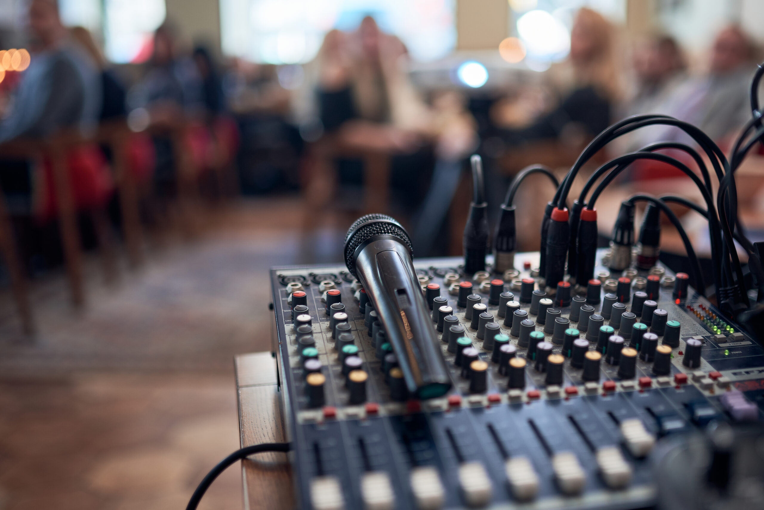 Microphone posé sur une table de mixage dans une salle de conférence