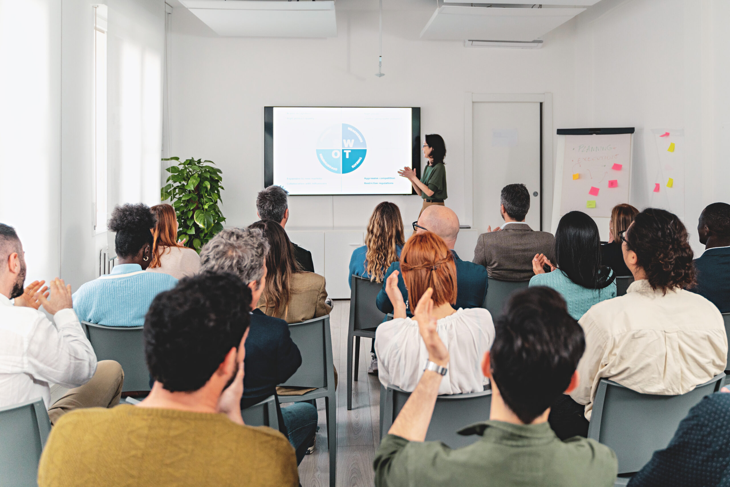 Présentation devant un groupe réuni dans une salle de formation